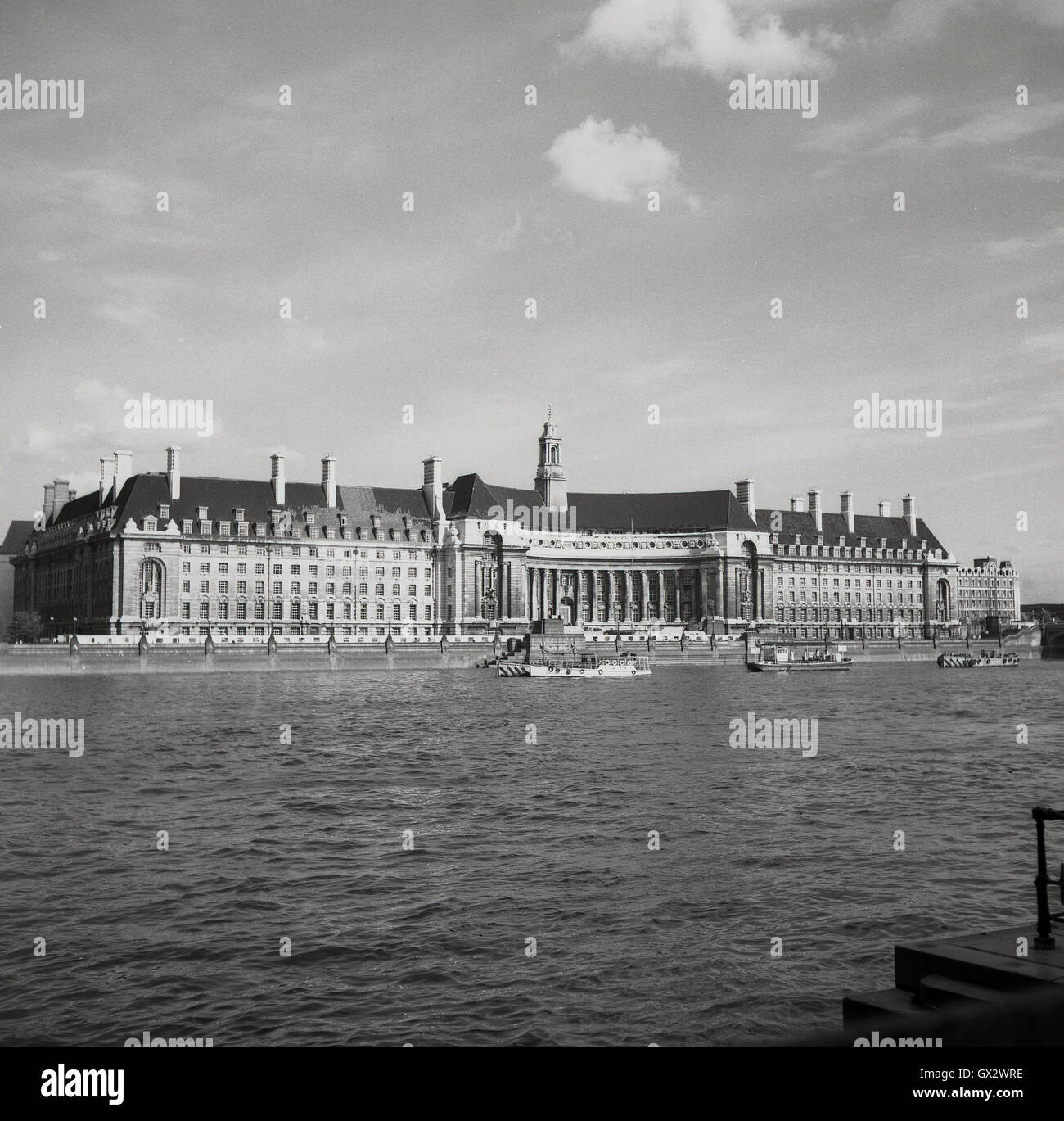 Degli anni Cinquanta, storico, vista sul fiume Tamigi del County Hall, South Bank di Londra, l'ex casa del Greater London Council (GLC). Foto Stock