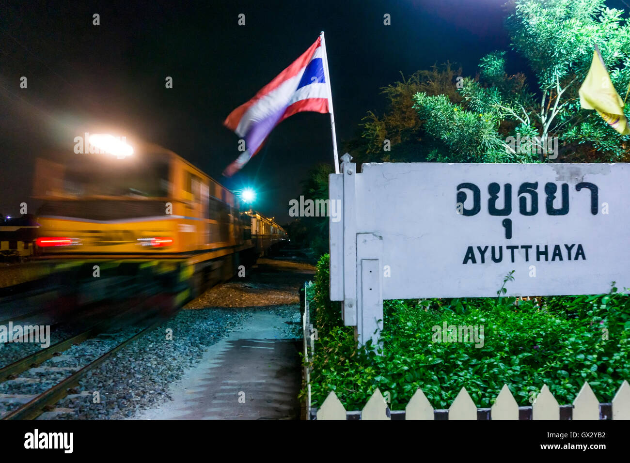 Un treno di Chiang mai-Bangkok state Railway of Thailand (SRT) in partenza Stazione ferroviaria di Ayutthaya Foto Stock