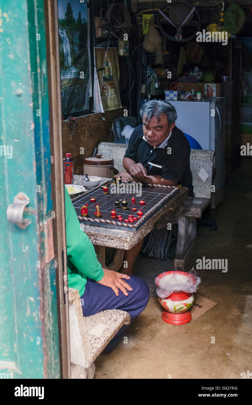 Amici giocando Xiangqi, scacchi cinesi nella Chinatown di Bangkok Foto Stock