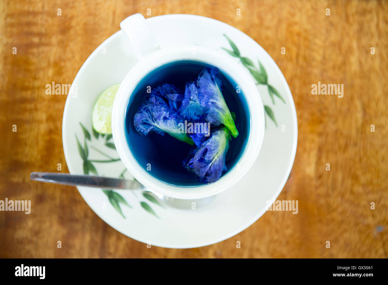 Thai blu o Butterfly pea tè realizzato dall'Clitoria tematea impianto detto di avere perdita di peso le proprietà di induzione Foto Stock