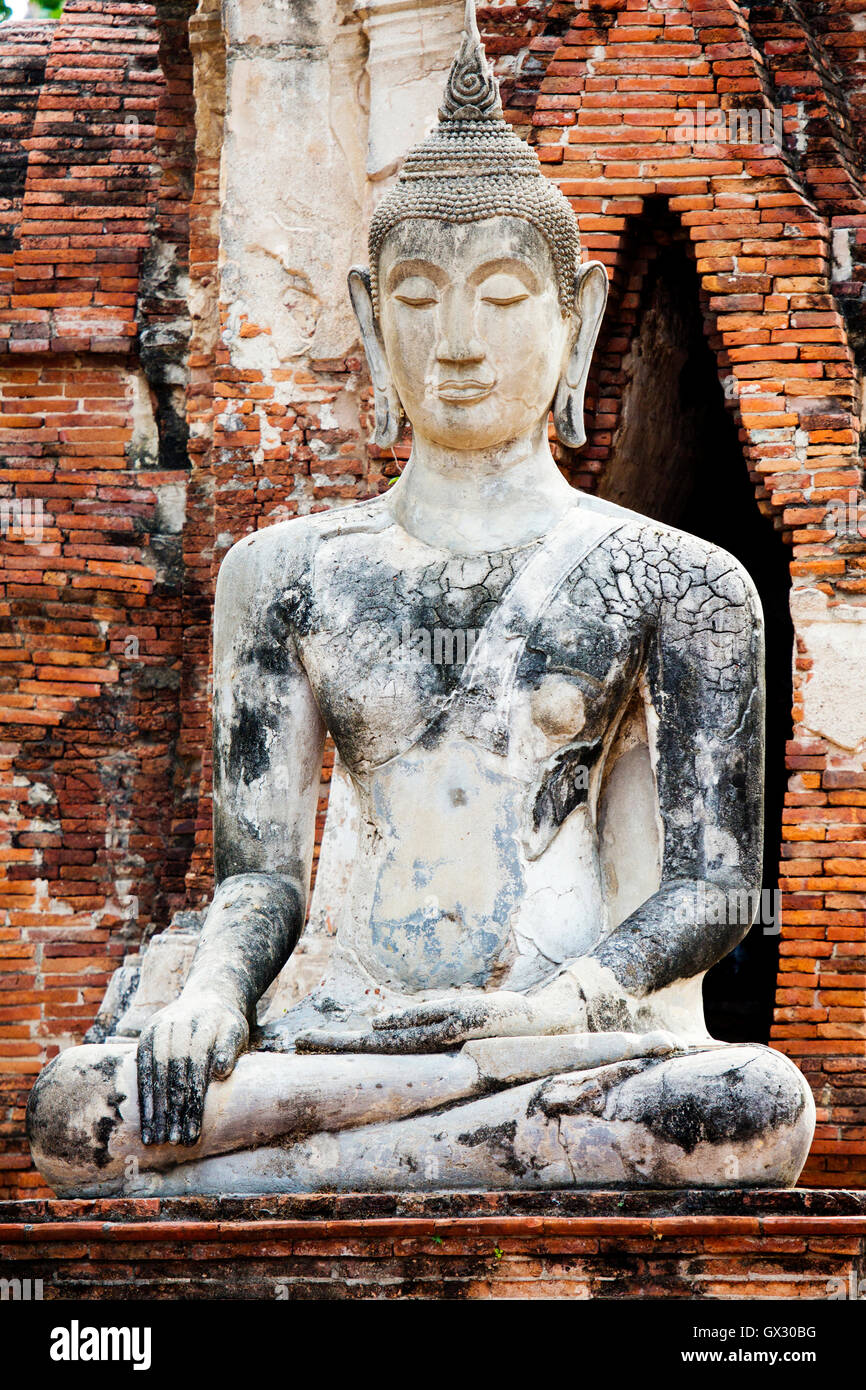 Una tipica statua buddista del periodo Ayutthaya (XIV-XVIII secolo) nella mudra di Bhumisparsha, Ayutthaya Patrimonio dell'Umanità, Thailandia, Asia Foto Stock