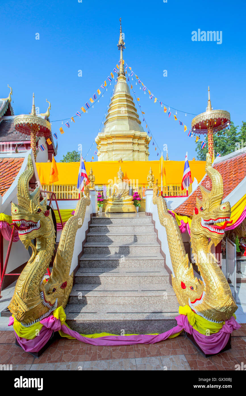 Naga serpente scala al Wat Phra That Doi Kham (Tempio del Golden Mountain) in Chiang Mai Thailandia Foto Stock