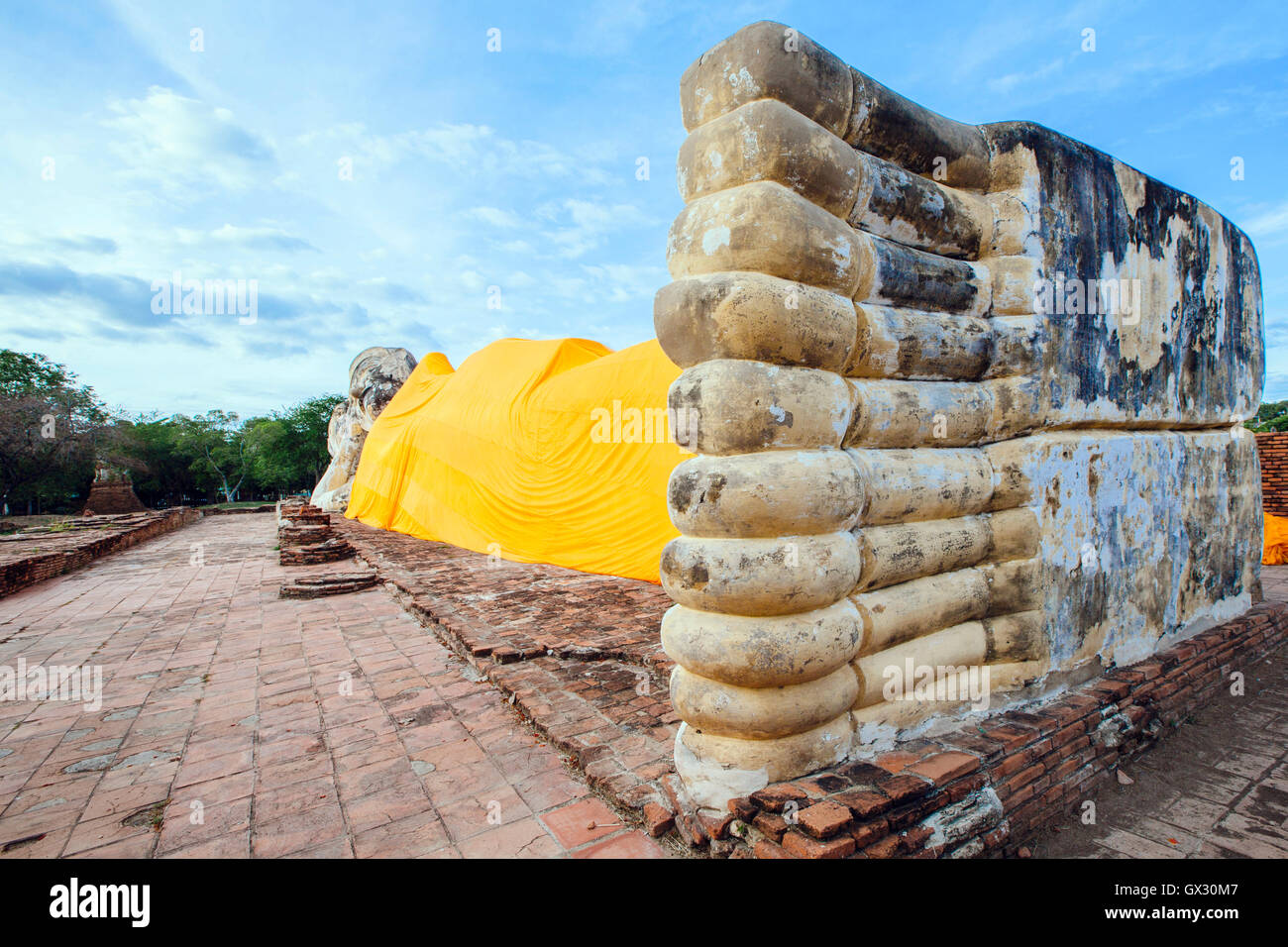 Gigante Buddha reclinato presso il Tempio del Buddha reclinato (Wat Lokayasutharam) Ayutthaya in Thailandia Foto Stock