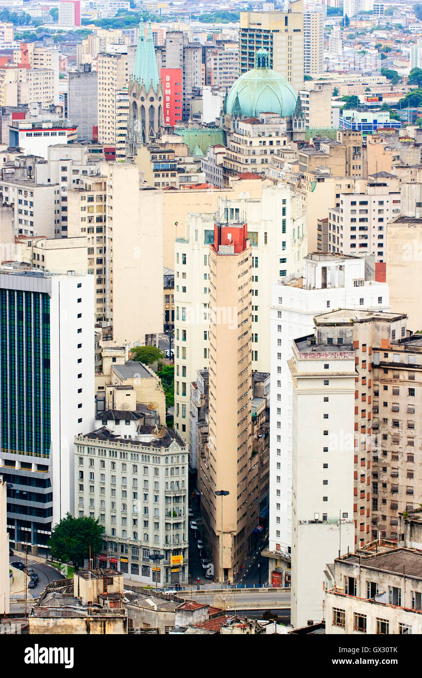 Centro città con la Cattedrale Metropolitana di San Paolo (cupola verde) ed edifici aziendali, uffici e residenziali, San Paolo, Brasile, Sud America Foto Stock