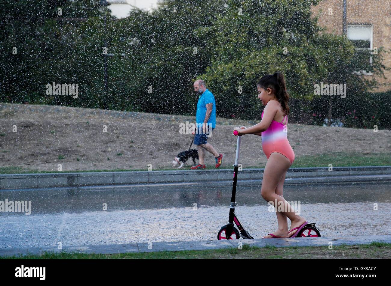 Londra, Regno Unito. Xiv Sep, 2016. Una ragazza in sella a un scooter non si raffredda in una fontana a Londra in Inghilterra il 7 settembre 14, 2016 Come londinesi sono state godendo di diversi giorni di tempo caldo, con martedì ha registrato la più alta temperatura di settembre nel Regno Unito dal 1911. © Han Yan/Xinhua/Alamy Live News Foto Stock