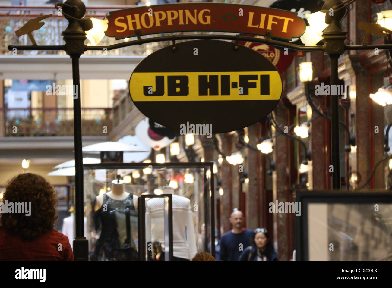 Sydney, Australia. Il 14 settembre 2016. JB Hi-Fi rivenditore di elettronica piani di acquisizione elettronica e elettrodomestici rivenditore i bravi ragazzi. Nella foto: JB Hi-Fi di segnaletica in Pitt Street Mall, Sydney. Credito: Richard Milnes/Alamy Live News Foto Stock