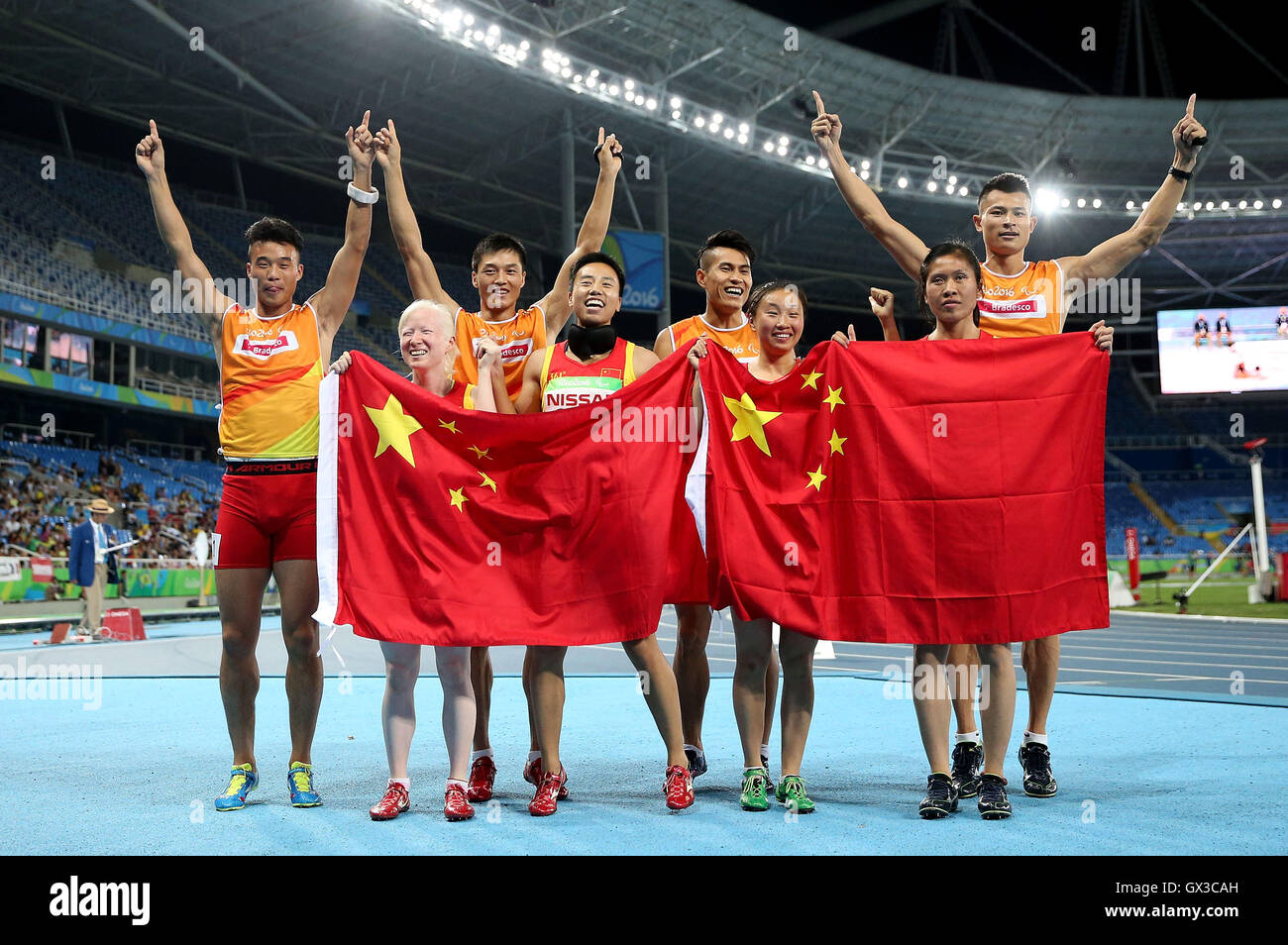 Rio De Janeiro, Brasile. Xiv Sep, 2016. Team Cina festeggiano dopo la donna 4x100m il relè T11-13 dell evento atletico al 2016 Rio Giochi Paralimpici di Rio de Janeiro, Brasile, Sett. 14, 2016. Team Cina cliamed il titolo e ha rotto il record mondiale. Credito: Li Ming/Xinhua/Alamy Live News Foto Stock