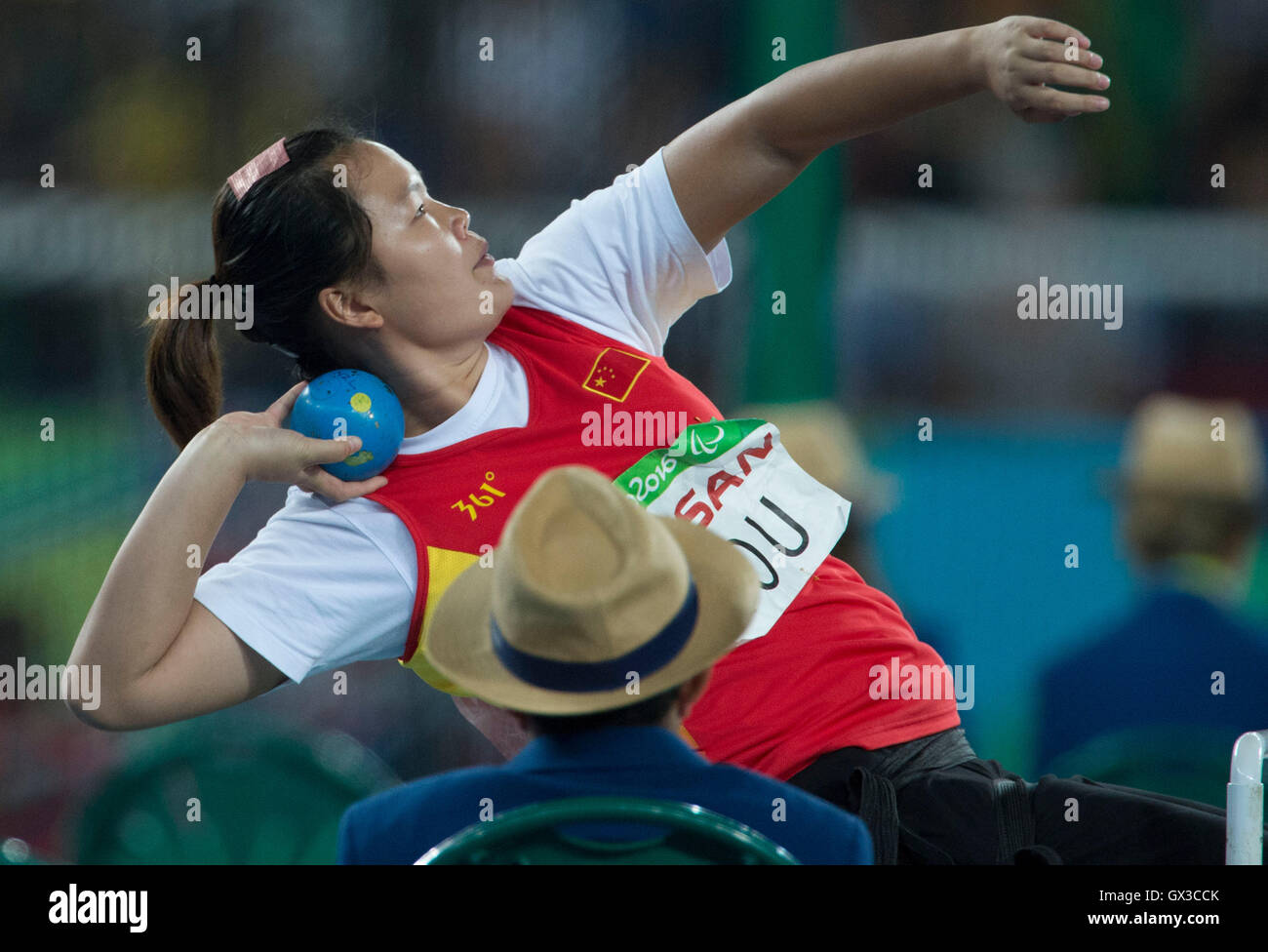 Rio De Janeiro, Brasile. Xiv Sep, 2016. Zou Lijuan della Cina compete durante le donne del colpo messo F34 dell'evento atletico al 2016 Rio Giochi Paralimpici di Rio de Janeiro, Brasile, Sett. 14, 2016. Zou cliamed il titolo e ha rotto il record mondiale. Credito: Yang Lei/Xinhua/Alamy Live News Foto Stock