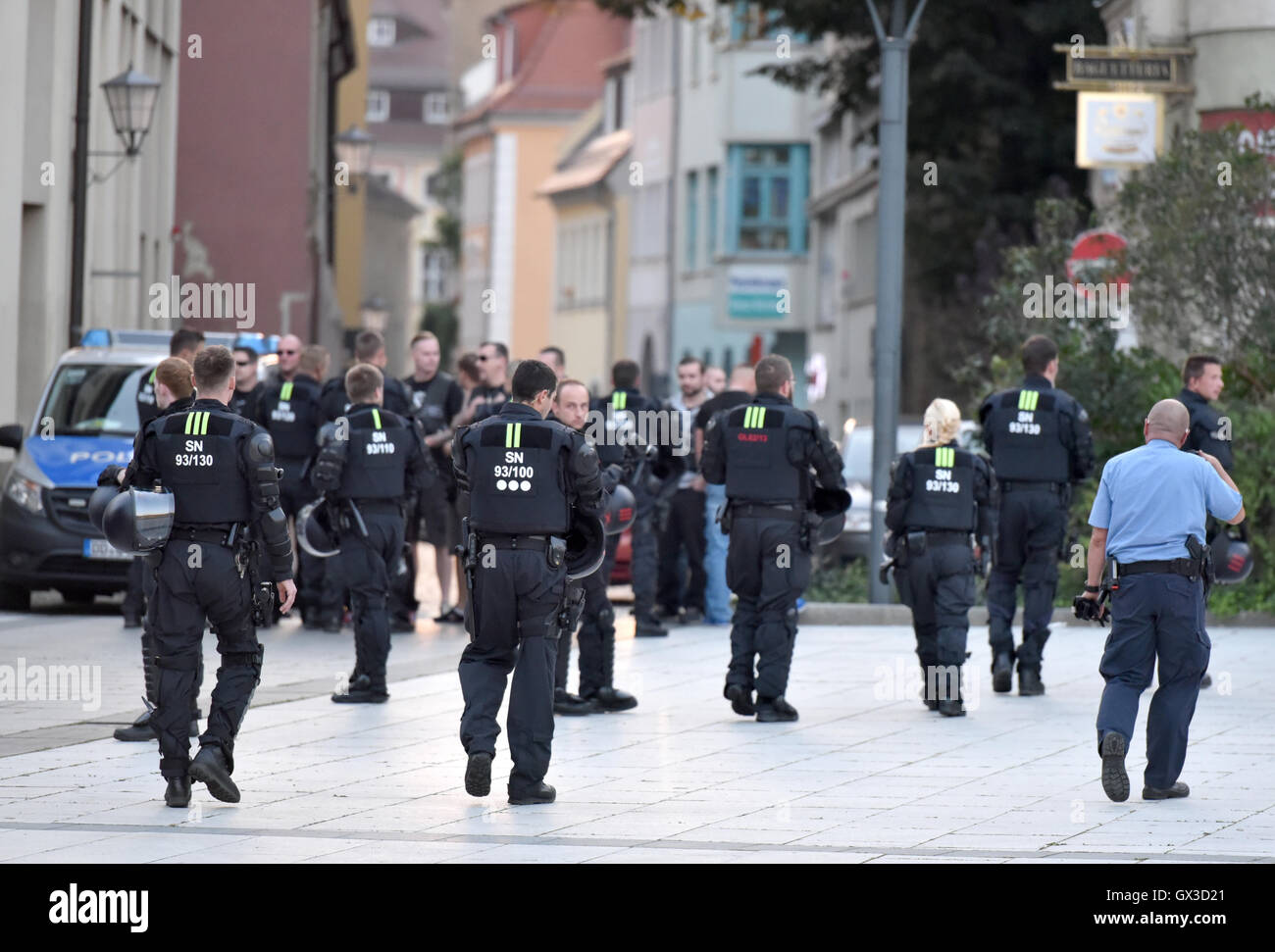 Bautzen, Germania. Decimo Sep, 2016. Gli ufficiali di polizia fissano il sito tra due raduni su un quadrato in Kornmarkt a Bautzen, Germania, 10 settembre 2016. I partecipanti che potrebbero essere attribuiti ad un diritto-wing camp, radunati davanti Reichenturm torre. I seguaci di quella civile e di sinistra dello spettro alternative raccolte nelle vicinanze di fronte al Museo della città. Il raduno ha avuto luogo nell'ambito del "Bautzen democrazia settimana". photo: XCITEPRESS/dpa/Alamy Live News Foto Stock
