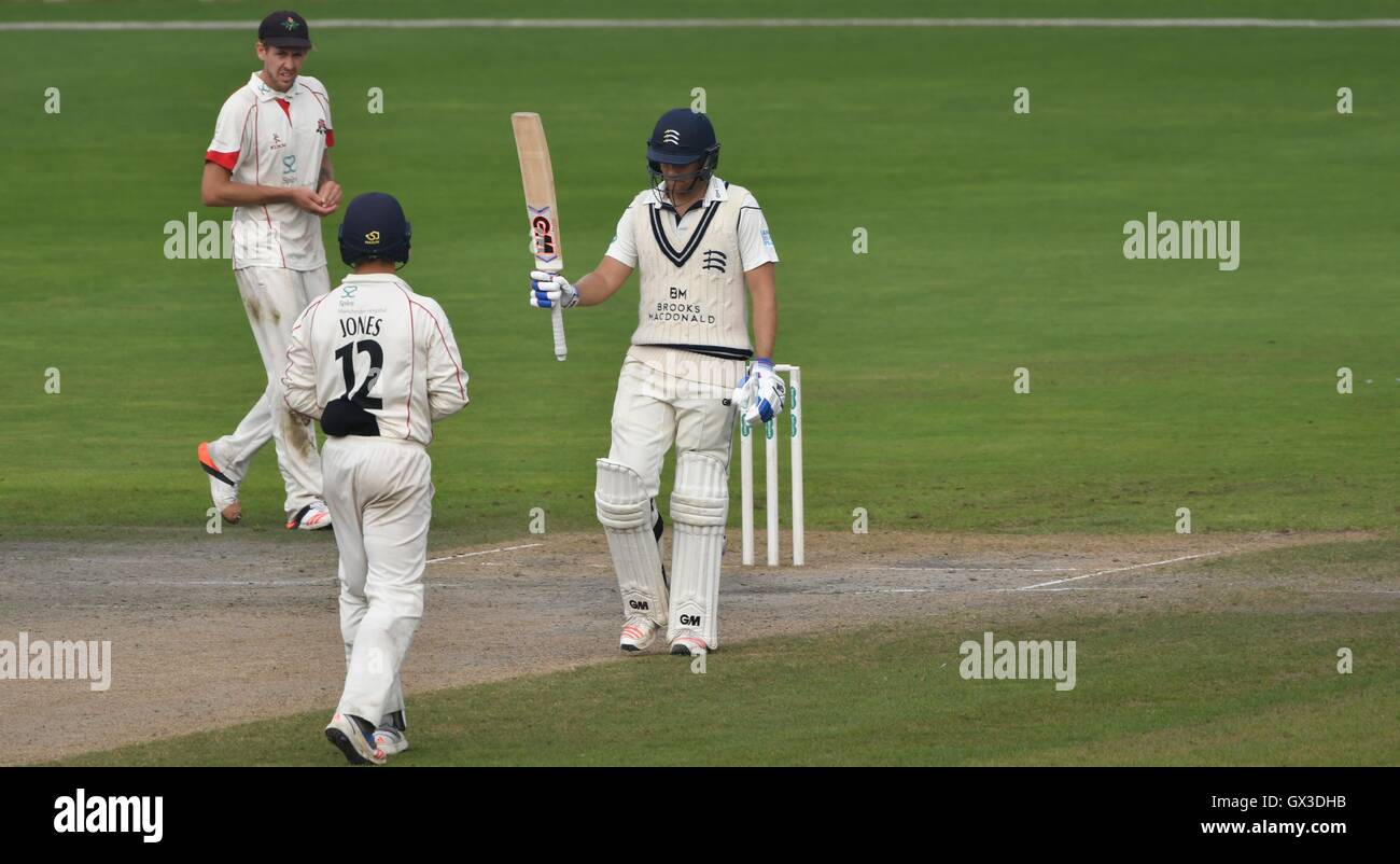 Manchester REGNO UNITO 15 settembre 2016 (David Malan (Middlesex) riconosce raggiungendo il suo mezzo secolo la mattina del giorno finale della gara di campionato tra Lancashire e Middlesex a Emirates Old Trafford. Credito: Giovanni friggitrice/Alamy Live News Foto Stock