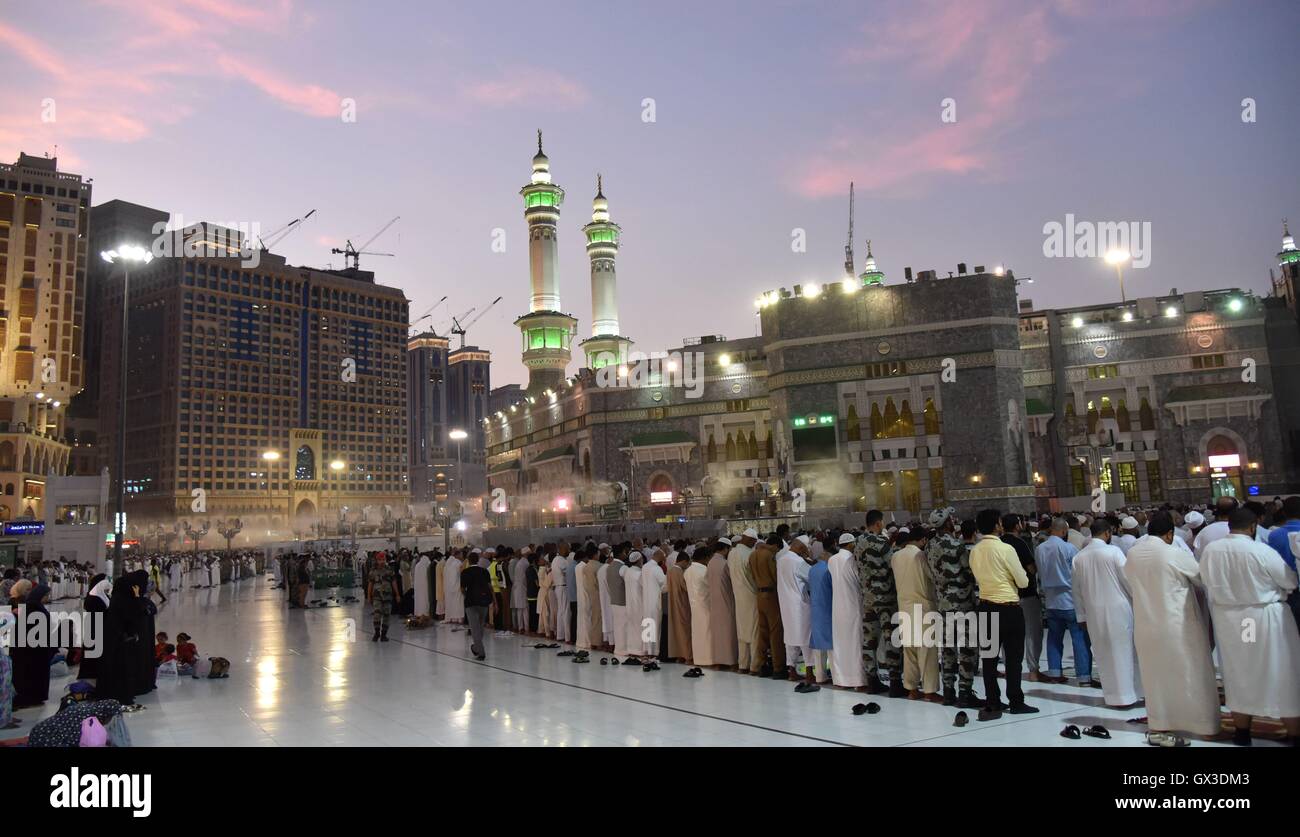 La Mecca, Arabia Saudita. Xiv Sep, 2016. Musulmani pellegrini sono visti presso la Grande Moschea della Mecca, Arabia Saudita, sul Sett. 14, 2016. Il pellegrinaggio annuale si conclude ufficialmente il 7 settembre 15. Credito: Wang Bo/Xinhua/Alamy Live News Foto Stock