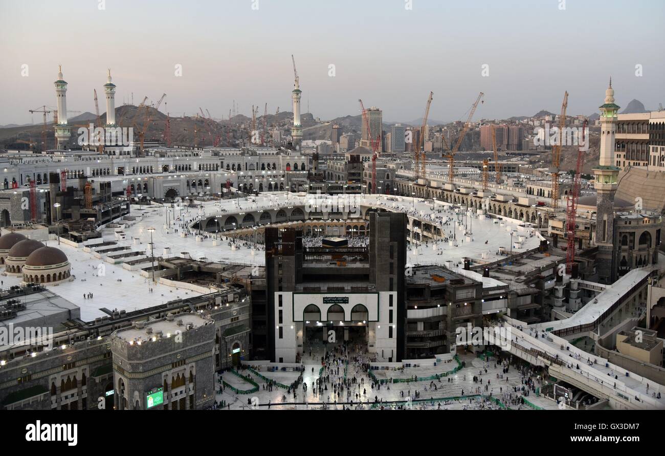 La Mecca, Arabia Saudita. Xiv Sep, 2016. Musulmani pellegrini sono visti presso la Grande Moschea della Mecca, Arabia Saudita, sul Sett. 14, 2016. Il pellegrinaggio annuale si conclude ufficialmente il 7 settembre 15. Credito: Wang Bo/Xinhua/Alamy Live News Foto Stock