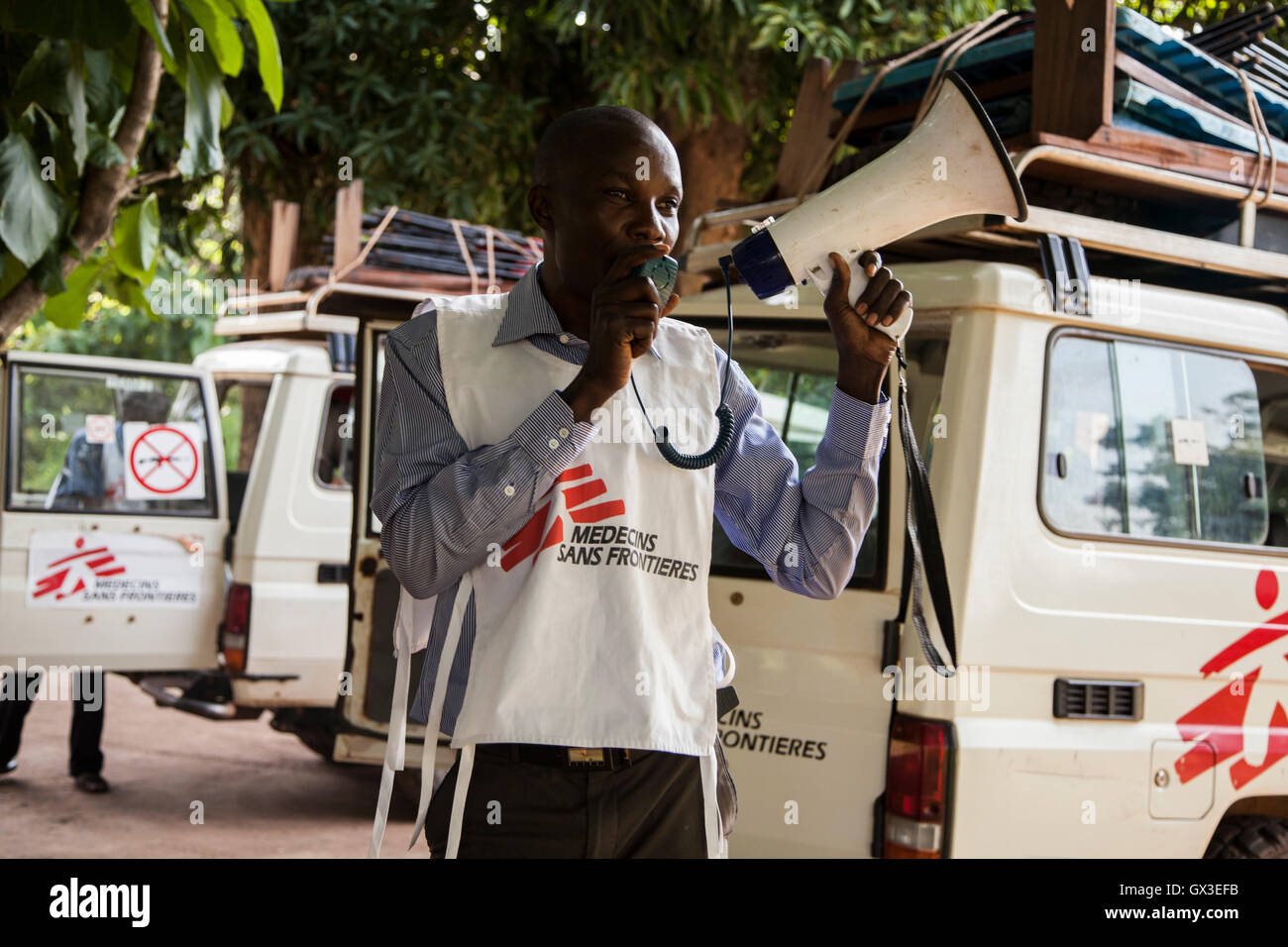 Nambiri, Sud Sudan. 19 giugno 2016. Un dipendente dell'organizzazione internazionale di aiuti "Medici Senza Frontiere (MSF) utilizza un megafono per invitare i visitatori del mercato per ottenere test HIV gratuitamente, in Nambiri, sud Sudan, 19 giugno 2016. Foto: Anna Kerber/dpa/Alamy Live News Foto Stock