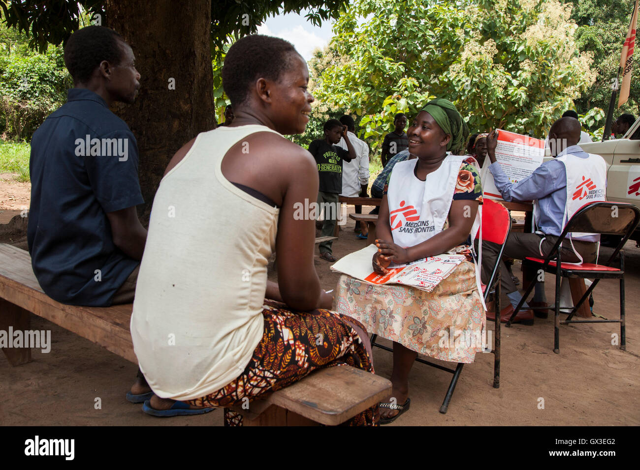 Nambiri, Sud Sudan. 19 giugno 2016. I dipendenti dell'organizzazione internazionale di aiuti "Medici Senza Frontiere (MSF) spiegare il virus HI per gli abitanti di un villaggio in Nambiri, sud Sudan, 19 giugno 2016. Foto: Anna Kerber/dpa/Alamy Live News Foto Stock