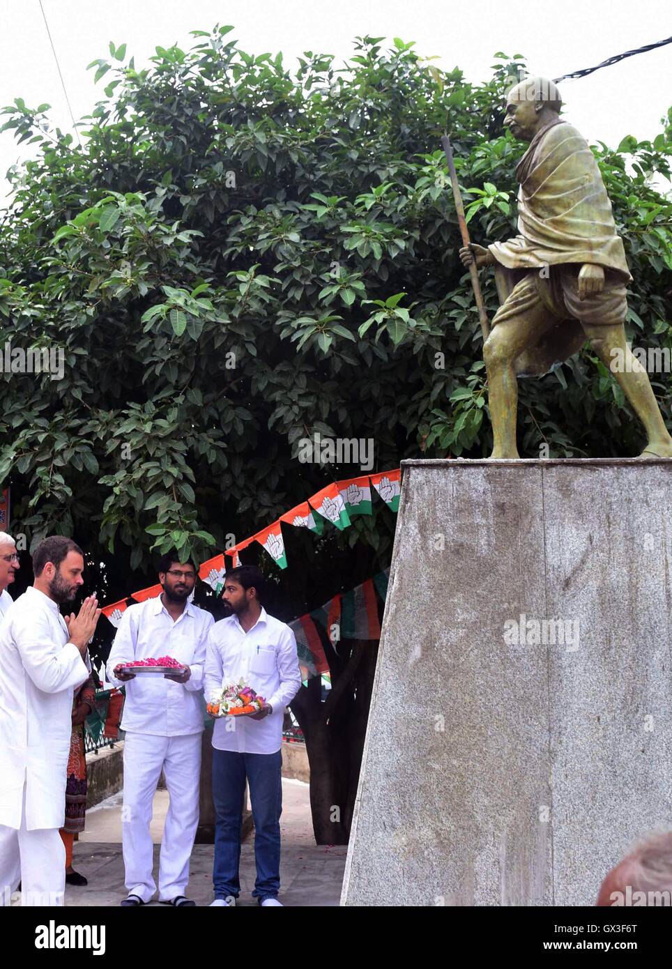 Di Allahabad, Uttar Pradesh, India. Xv Sep, 2016. Di Allahabad: Congresso Vice Presidente Rahul Gandhi offrono omaggio al Mahatma Gandhi durante la sua Kisan yatra in vista dell Uttar Pradesh assieme alle prossime elezioni del 09 settembre 2016. Credito: Prabhat Kumar Verma/ZUMA filo/Alamy Live News Foto Stock