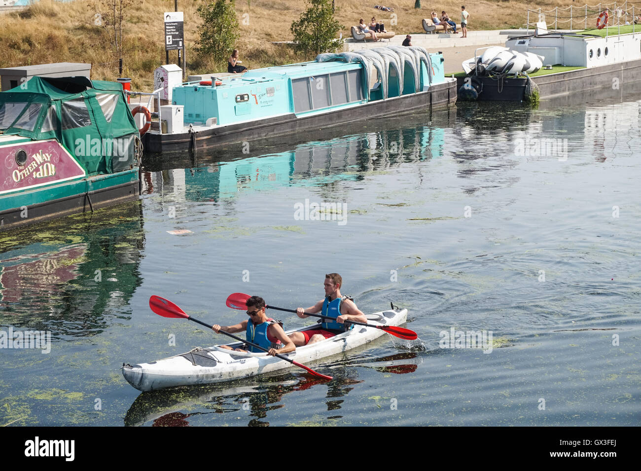 Per coloro che godono di condizioni meteo soleggiate sul fiume Lea in Stratford, Londra England Regno Unito Regno Unito Foto Stock Per coloro che godono di condizioni meteo soleggiate sul fiume Lea in Stratford, Londra England Regno Unito Regno Unito Foto Stock