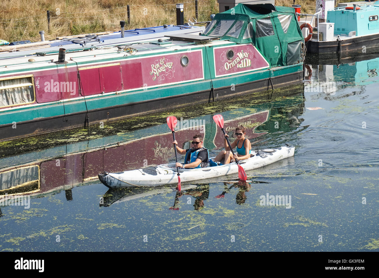 Per coloro che godono di condizioni meteo soleggiate sul fiume Lea in Stratford, Londra England Regno Unito Regno Unito Foto Stock Per coloro che godono di condizioni meteo soleggiate sul fiume Lea in Stratford, Londra England Regno Unito Regno Unito Foto Stock
