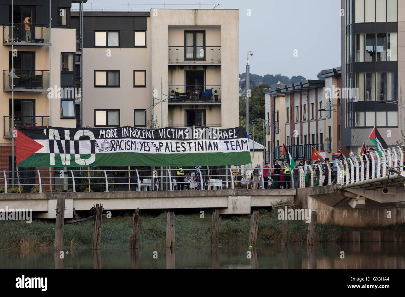 Solidarietà palestinese gli attivisti hanno marciato dal centro della città di Newport County football club davanti al femminile UEFA EURO 2017 partita di qualificazione tra Galles e Israele. Essi hanno protestato contro l'occupazione israeliana della Palestina. Credito: craig redmond/alamy live news Foto Stock