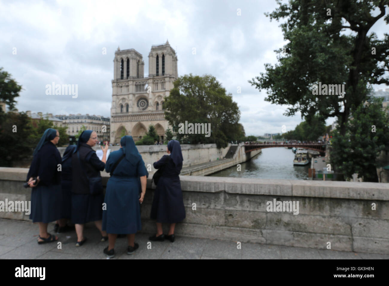 Francia Paris 15 Settembre 2016.La Cattedrale di Notre Dame è stata evacuata oggi dopo un avviso di protezione, turistico sono stati allontanati dal famoso punto di riferimento da heavyly poliziotti armati e soldati, dopo un po' di tempo un forte bang è stato ascoltato in che cosa è di essere una detonazione controllata dalle forze di sicurezza per tutta la serata una pesante la presenza della polizia è stato visto nella città, mentre la maggior parte dei luoghi di interesse turistico sono state heavaly gurded remainded calma Credito: Paolo Quezada-Neiman/Alamy Live News Foto Stock