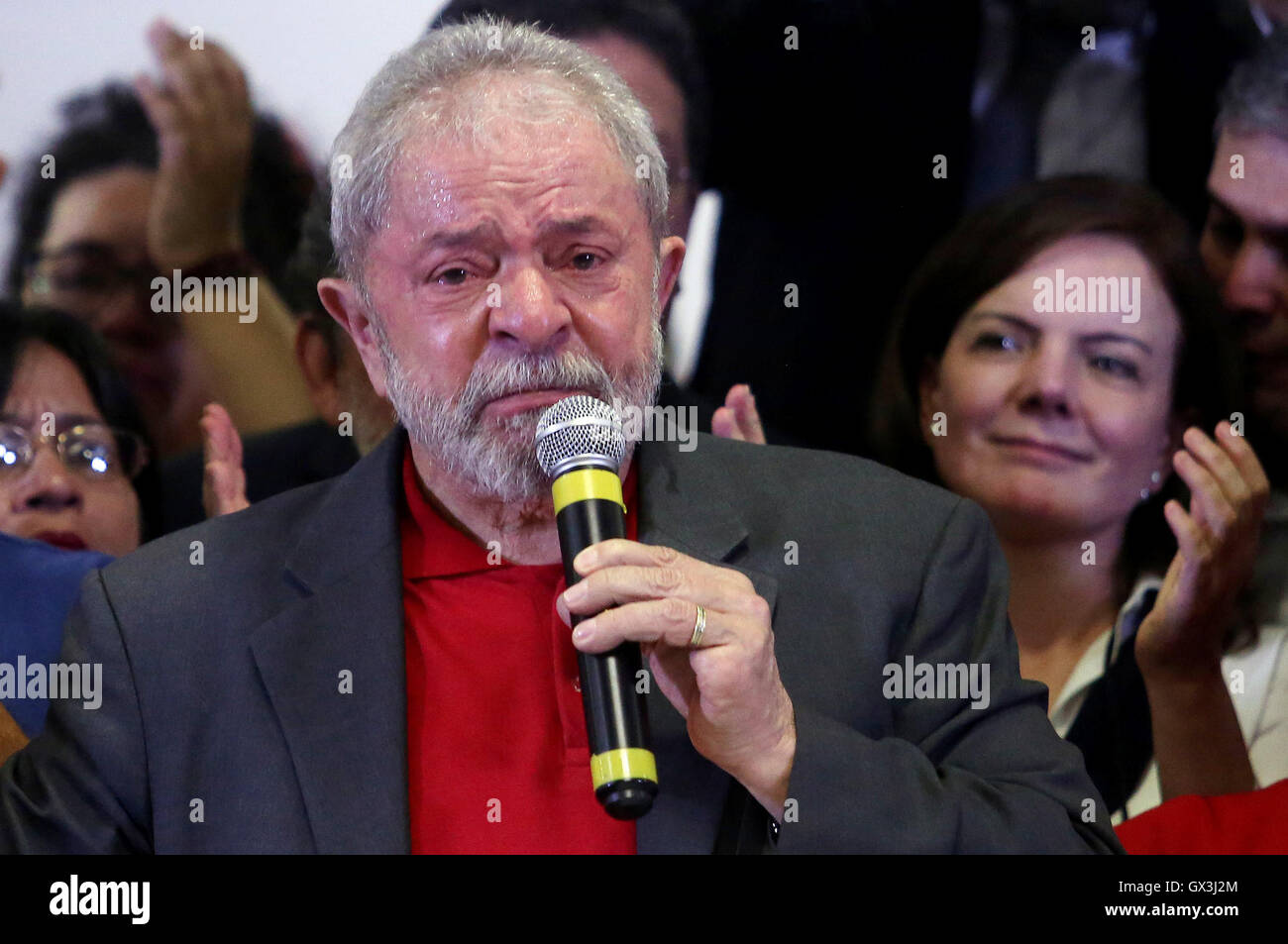 (160915) -- SAO PAULO, Sett. 15, 2016 (Xinhua) -- Ex Presidente brasiliano, Luiz Inacio Lula da Silva, reagisce durante una conferenza stampa sulle accuse di corruzione contro di lui in Sao Paulo, Brasile, sul Sett. 15, 2016. Presidente del brasiliano Workers' Party (PT) Rui Falcao detto mercoledì che le accuse contro l'ex Presidente Luiz Inacio Lula da Silva sono 'un altro episodio di persecuzione e di un tentativo di smettere di Lula da acceso per il presidente nel 2018. Il Mercoledì, investigatori accusato Lula, che ha servito come Presidente dal 2003 al 2010, di condurre una vasta corruzione ring a Brazilia Foto Stock