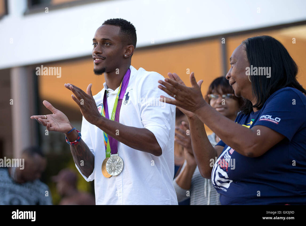 Riviera Beach, Florida, Stati Uniti d'America. Xv Sep, 2016. Ex Suncoast high school track star e campione olimpionico Tony McQuay è onorato con una chiave per la città della Riviera spiaggia come sua madre Lynda McQuay guarda su nel corso di una cerimonia presso il municipio. McQuay ha aiutato gli Stati Uniti uomini win gold in 4x400 Relè in Rio e argento a Londra. McQuay graduata da Suncoast nel 2009 e ha frequentato l Università di Florida. © Allen Eyestone/Palm Beach post/ZUMA filo/Alamy Live News Foto Stock