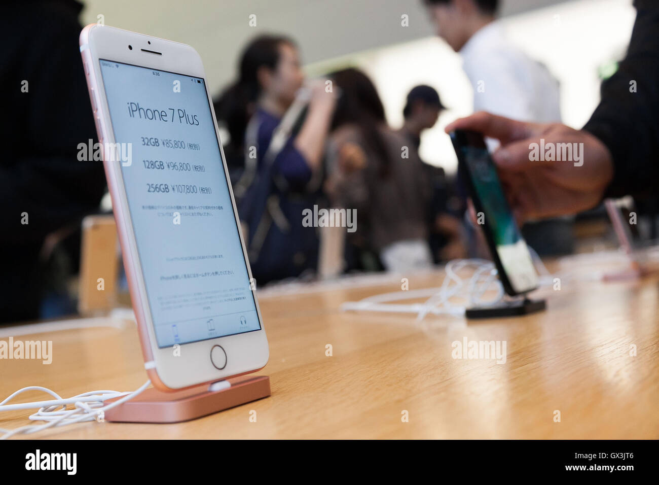 Tokyo, Giappone. 16 Settembre, 2016. Il nuovo iPhone 7 Plus sul display durante il lancio del nuovo Apple smartphones iPhone 7 e 7 Plus al suo negozio al dettaglio a Omotesando il 16 settembre 2016, Tokyo, Giappone. Fan di Apple che già prenotati online schierate con pazienza prima che il negozio al fine di essere il primo a mettere le mani sui nuovi modelli di iPhone. Il nuovo iPhone include FeiCa toccare pagare la tecnologia, resistenza all'acqua, una doppia fotocamera (solo 7 modello Plus) e una durata maggiore della batteria; il credito: Aflo Co. Ltd./Alamy Live News Foto Stock