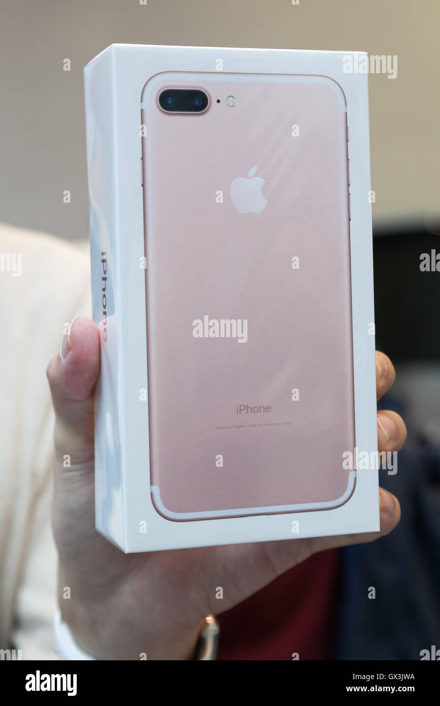 Tokyo, Giappone. 16 Settembre, 2016. Il nuovo iPhone 7 sul display durante il lancio del nuovo Apple smartphones iPhone 7 e 7 Plus al suo negozio al dettaglio a Omotesando il 16 settembre 2016, Tokyo, Giappone. Fan di Apple che già prenotati online schierate con pazienza prima che il negozio al fine di essere il primo a mettere le mani sui nuovi modelli di iPhone. Il nuovo iPhone include FeiCa toccare pagare la tecnologia, resistenza all'acqua, una doppia fotocamera (solo 7 modello Plus) e una durata maggiore della batteria; il credito: Aflo Co. Ltd./Alamy Live News Foto Stock