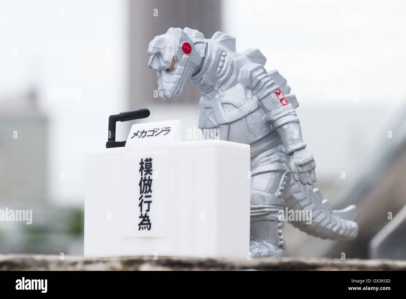 Carattere di pellicola Mechagodzilla archi in profonda scuse durante una conferenza stampa del 14 settembre 2016, Tokyo, Giappone. Giocattolo giapponese maker Bandai ha creato una serie di quattro mostri chiamati ''Godzilla Toho mostri conferenza stampa'' commercializzata come distributore capsule giocattoli. Il modello di mostri sono si inchinano davanti ad una tribuna stampa esprimendo le loro scuse formali per atti di distruzione del paese. Sono in vendita a 300 yen (circa USD 2,92) ciascuna. © Rodrigo Reyes Marin/AFLO/Alamy Live News Foto Stock