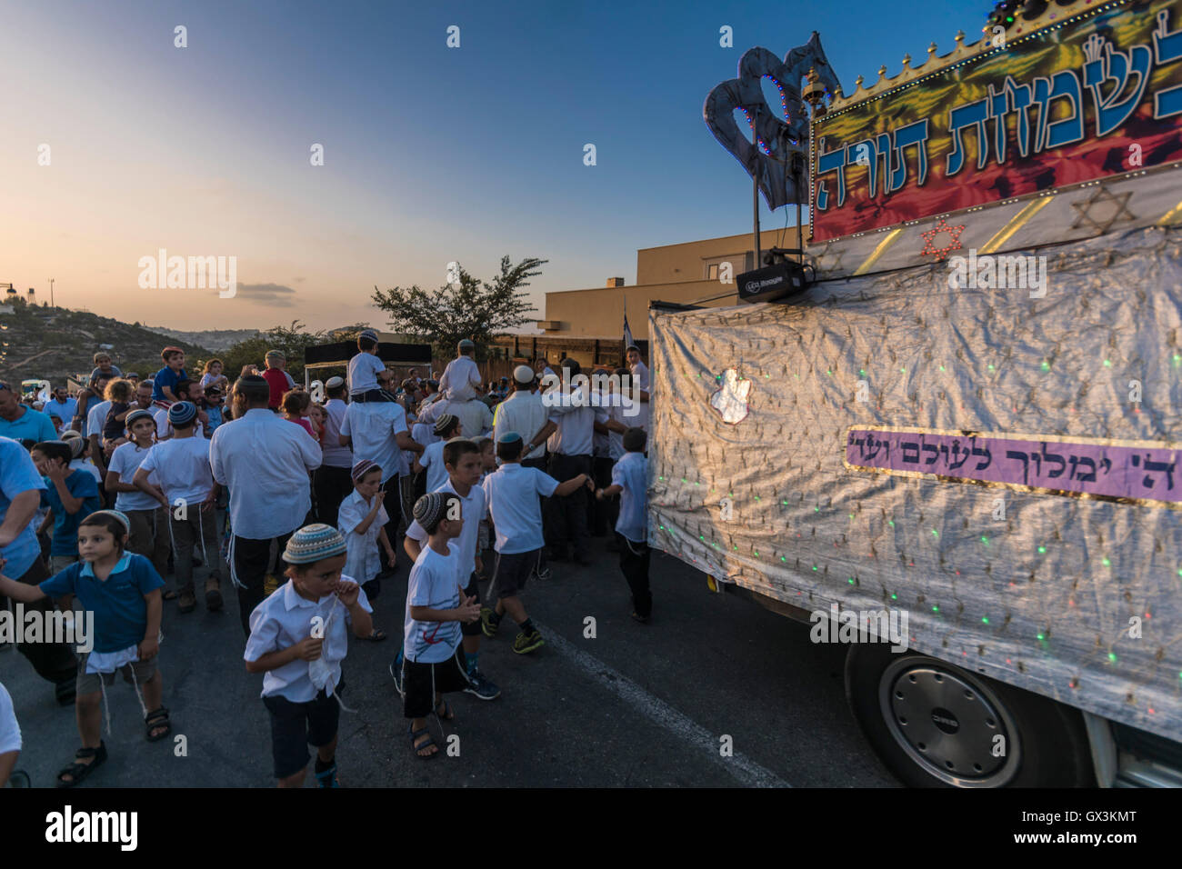 Neria, Israele. 15 Settembre, 2016. Neria, Israele/West Bank. Una sfilata per celebrare l'inaugurazione di un rotolo di Torah (Bibbia), contenente il Pentatuch, Giudaismo holliest testo, dedicata alla memoria di Neria residenti e Eitam Naama Henkin, assassinato da terroristi palestinesi su Ottobre 2015 Credit: Yagil Henkin/Alamy Live News Foto Stock