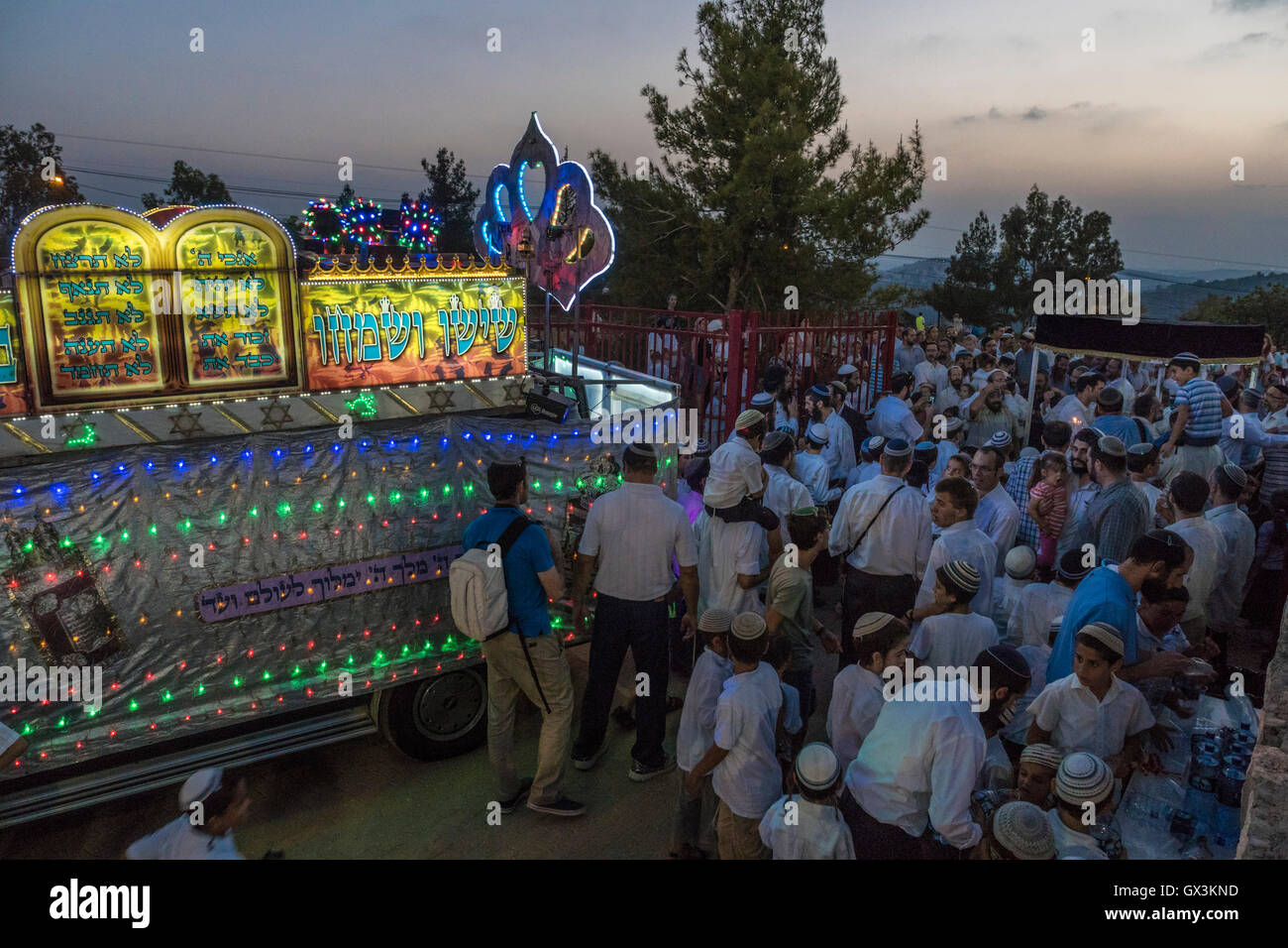 Neria, Israele. 15 Settembre, 2016. Neria, Israele/West Bank. Una sfilata per celebrare l'inaugurazione di un rotolo di Torah (Bibbia), contenente il Pentatuch, Giudaismo holliest testo, dedicata alla memoria di Neria residenti e Eitam Naama Henkin, assassinato da terroristi palestinesi nel mese di ottobre 2015. Un camion che trasportano le luci e loghi in background. Credito: Yagil Henkin/Alamy Live News Foto Stock