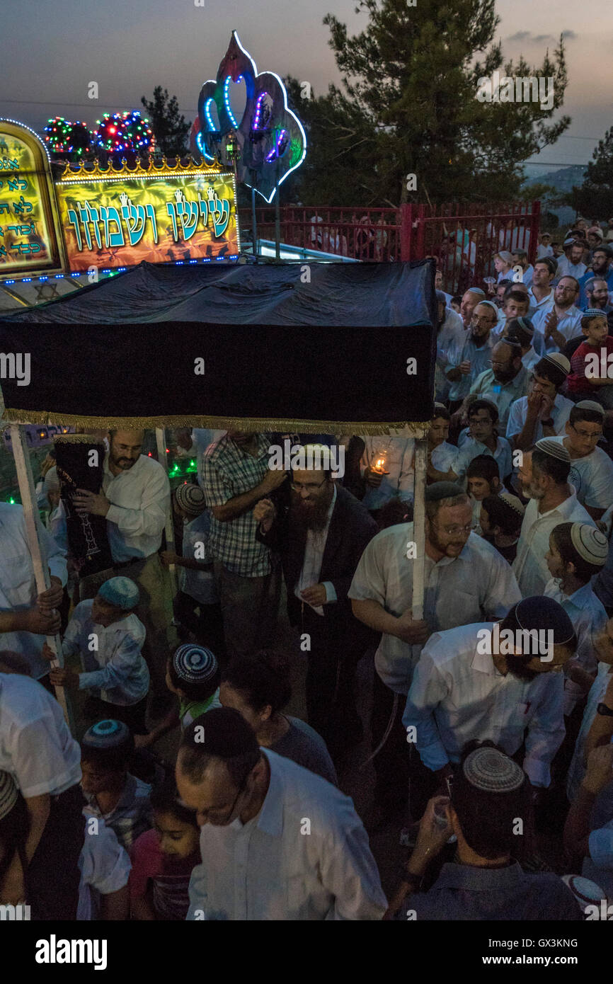 Neria, Israele. 15 Settembre, 2016. Neria, Israele/West Bank. Una sfilata per celebrare l'inaugurazione di un rotolo di Torah (Bibbia), contenente il Pentatuch, Giudaismo holliest testo, dedicata alla memoria di Neria residenti e Eitam Naama Henkin, assassinato da terroristi palestinesi nel mese di ottobre 2015. Un camion che trasportano le luci e loghi in background. Credito: Yagil Henkin/Alamy Live News Foto Stock