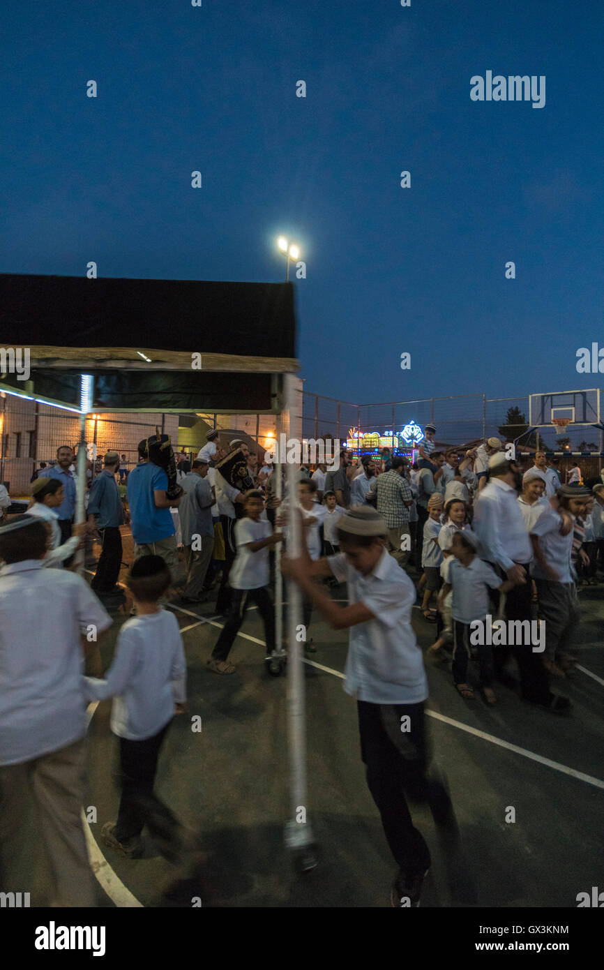 Neria, Israele. 15 Settembre, 2016. Inaugurazione di un rotolo di Torah (Bibbia), contenente il Pentatuch, Giudaismo holliest testo, nel villaggio israeliano di Neria in Cisgiordania, dedicato alla memoria di Neria residenti e Eitam Naama Henkin, assassinato da terroristi palestinesi su Ottobre 2015 Credit: Yagil Henkin/Alamy Live News Foto Stock