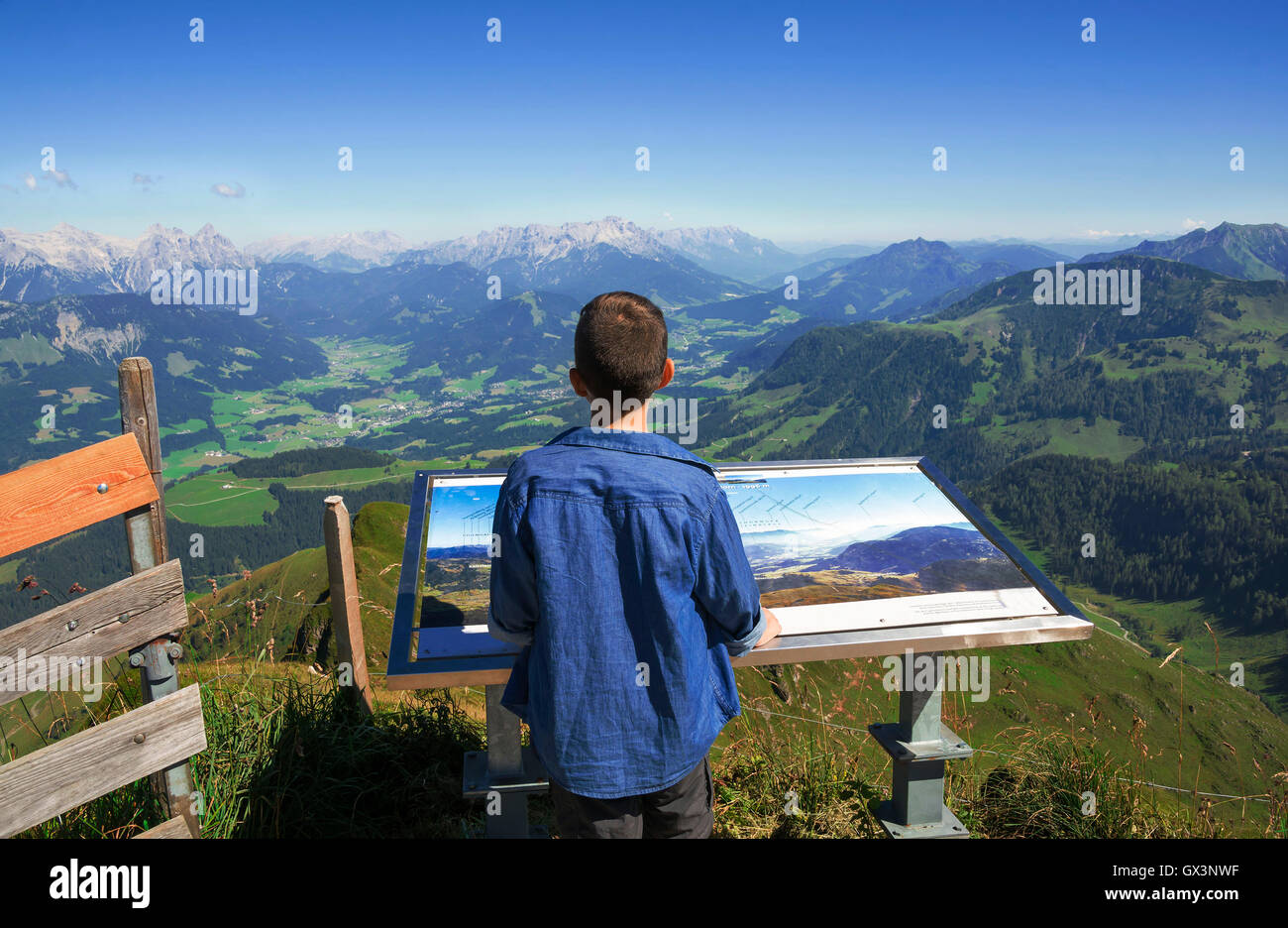 Giovane ragazzo ad esplorare le Alpi in Tirol, Austria, dal picco di kitzbuhel Foto Stock