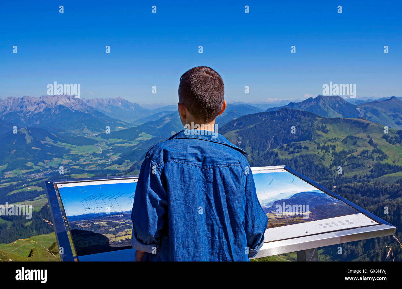 Giovane ragazzo ad esplorare le Alpi in Tirol, Austria, dal picco di kitzbuhel Foto Stock