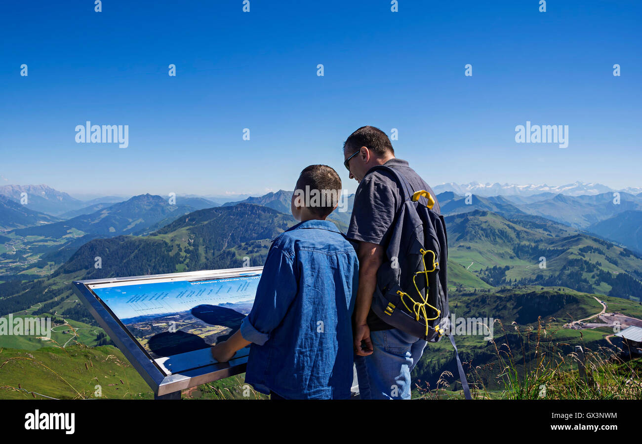 Ragazzo giovane uomo e ad esplorare le Alpi in Tirol, Austria, dal picco di kitzbuhel Foto Stock