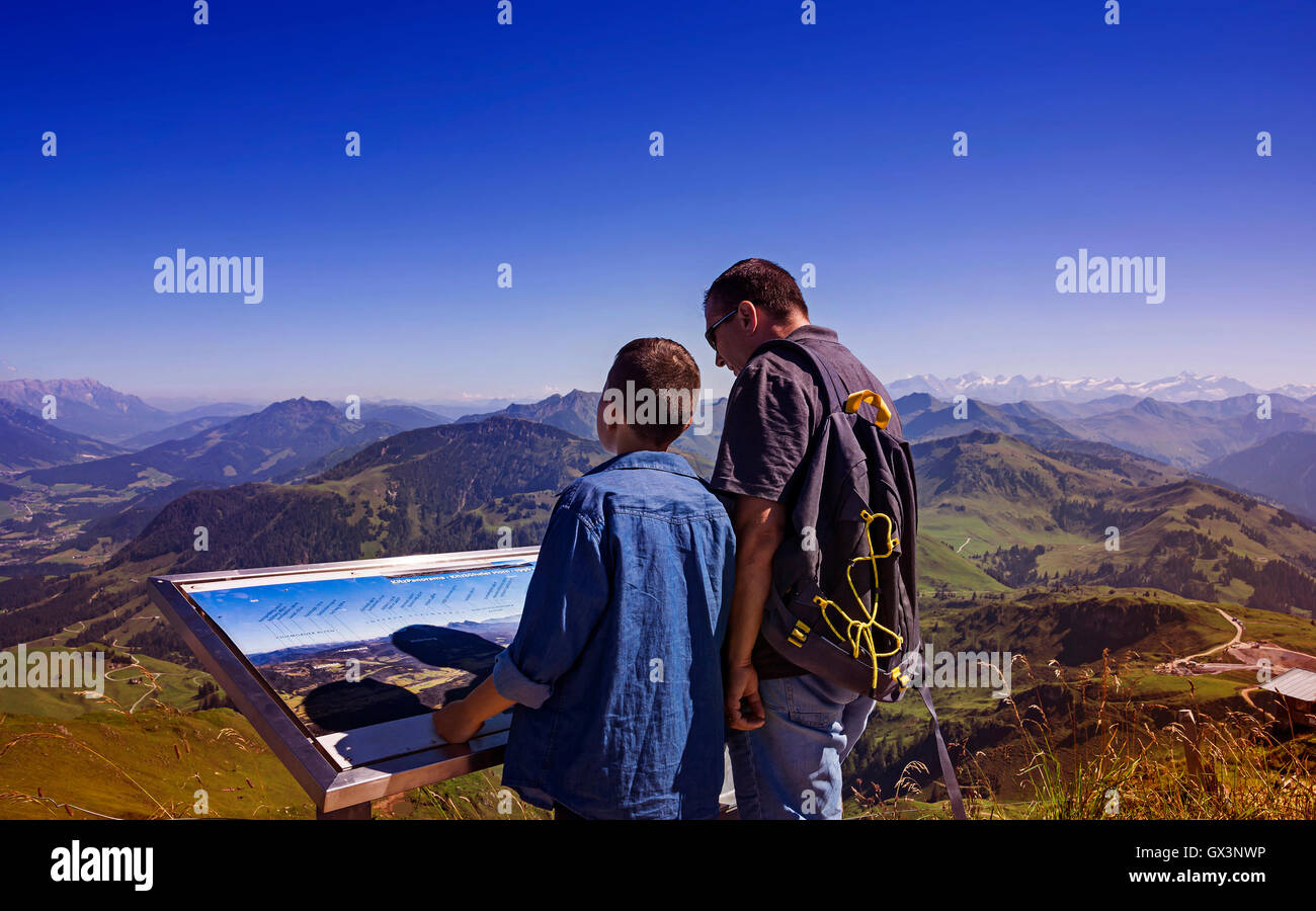 Ragazzo giovane uomo e ad esplorare le Alpi in Tirol, Austria, dal picco di kitzbuhel Foto Stock