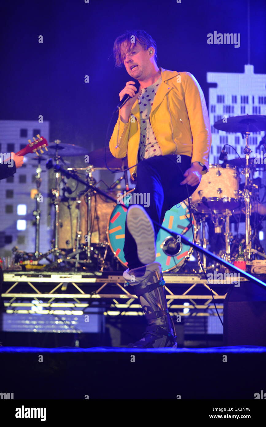 Ricky Wilson dei Kaiser Chiefs suona con un cast sulla sua gamba alla Big Feastival presso Alex James' Farm Agosto, 2016 in Kin Foto Stock