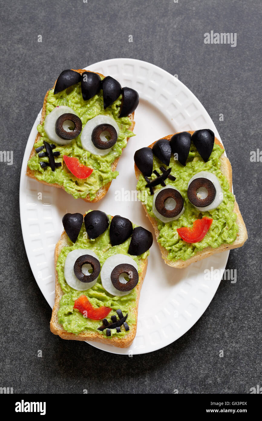 Avocado toast simile come mostro verde per la festa di Halloween Foto Stock