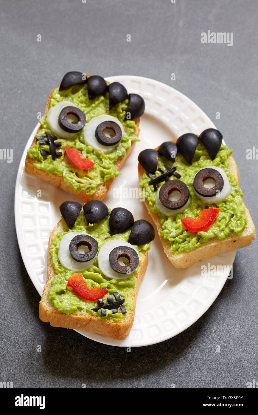 Avocado toast simile come mostro verde per la festa di Halloween Foto Stock