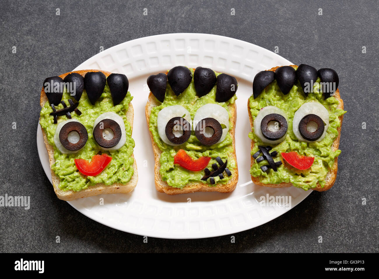 Avocado toast simile come mostro verde per la festa di Halloween Foto Stock