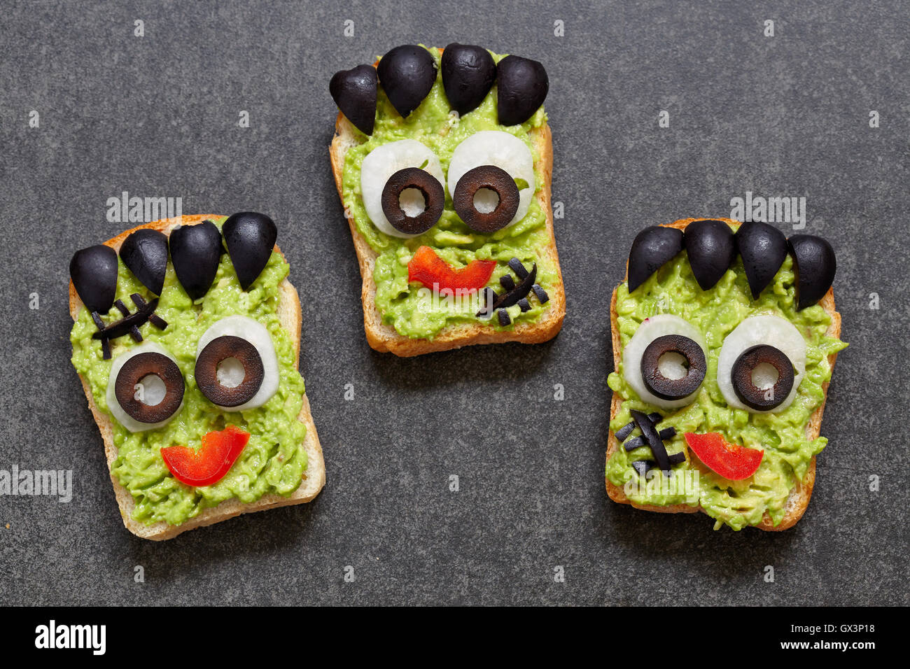 Avocado toast simile come mostro verde per la festa di Halloween Foto Stock