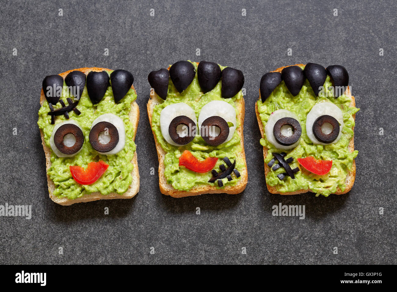 Avocado toast simile come mostro verde per la festa di Halloween Foto Stock