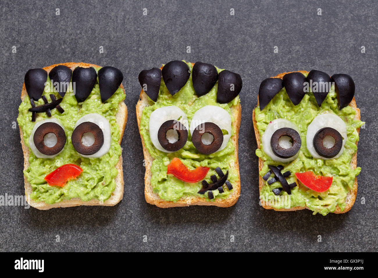 Avocado toast simile come mostro verde per la festa di Halloween Foto Stock