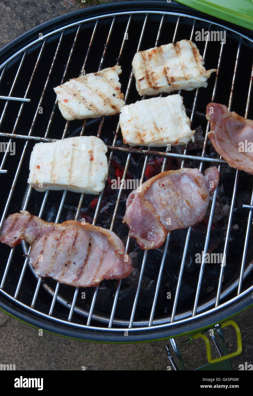 Barbecue a carbone con pancetta e halloumi cibo alla griglia giardino estate Foto Stock