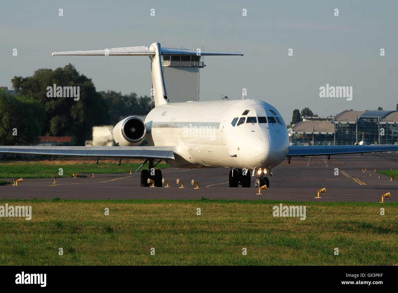Kiev, Ucraina - 27 Luglio 2012: McDonnell Douglas MD-83 (DC-9-83) Il passeggero aereo è in rullaggio per la pista di decollo Foto Stock
