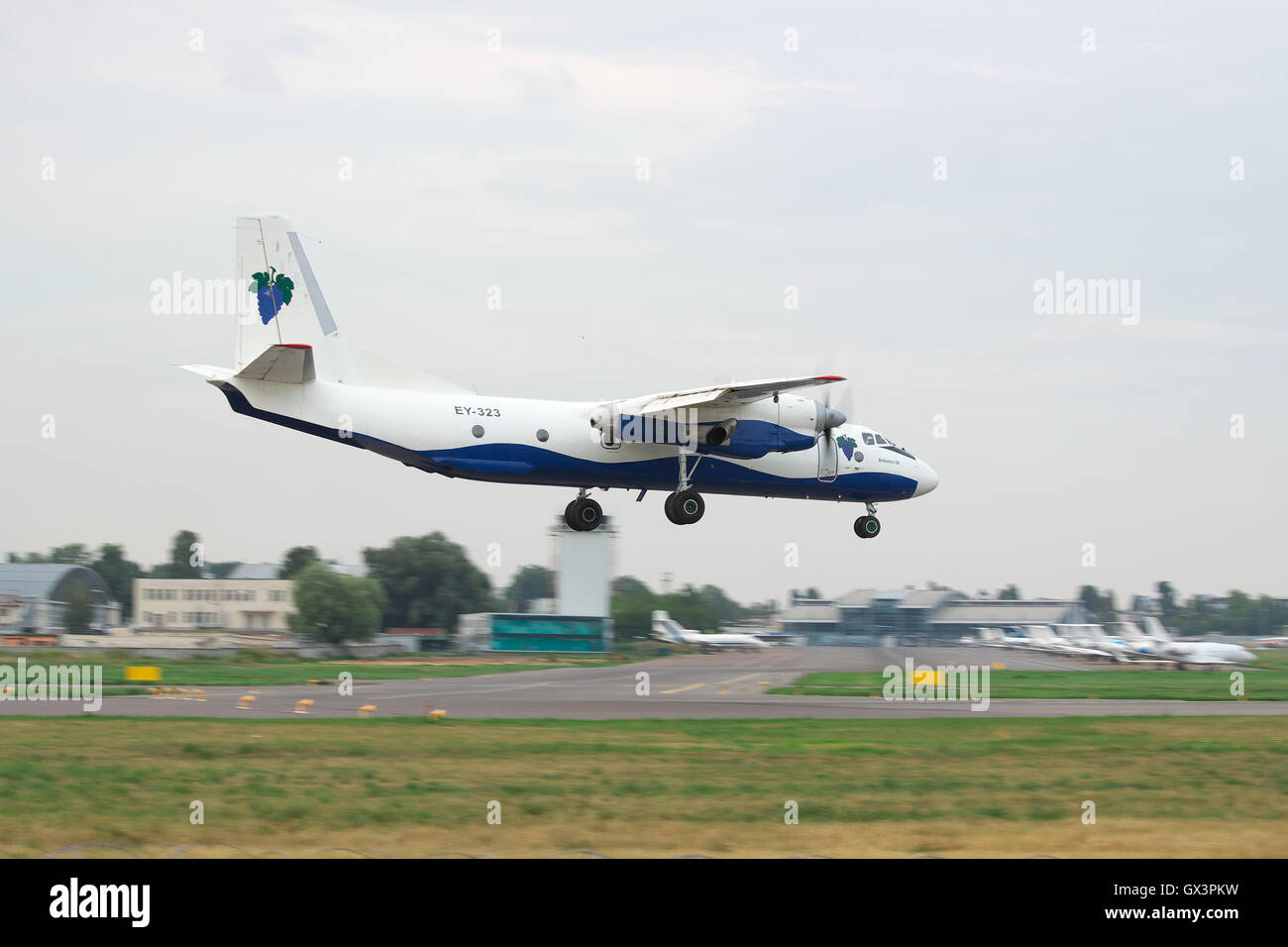 Kiev, Ucraina - 31 Luglio 2012: Antonov un-26 cargo aereo è lo sbarco in aeroporto in un giorno nuvoloso Foto Stock