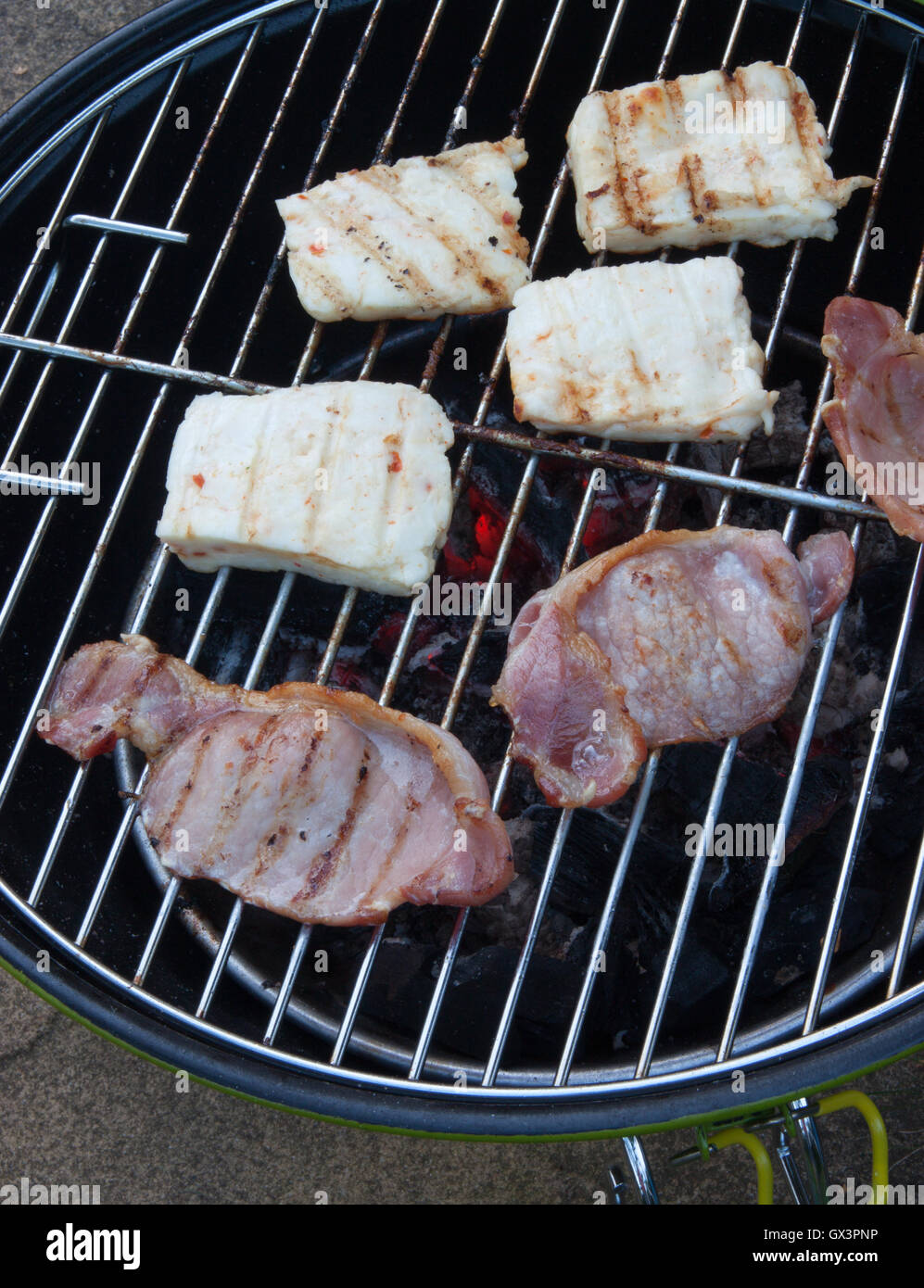 Barbecue a carbone con pancetta e halloumi cibo alla griglia giardino estate Foto Stock