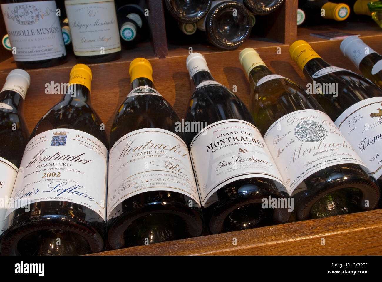 Grand Cru Montrachet bottiglie nel prestigioso Wine Shop display interni di lusso varietà bianca e fina di vino di Borgogna Beaune Borgogna Francia Foto Stock