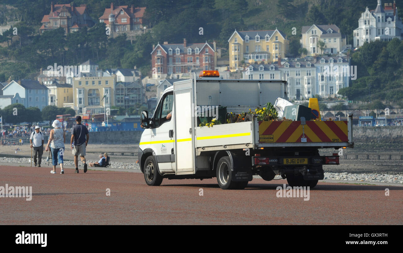 Consiglio lavoratori carrello sul lungomare a Llandudno North Wales ri consigli locali di opere di manutenzione GLI UOMINI MARE REGNO UNITO Foto Stock