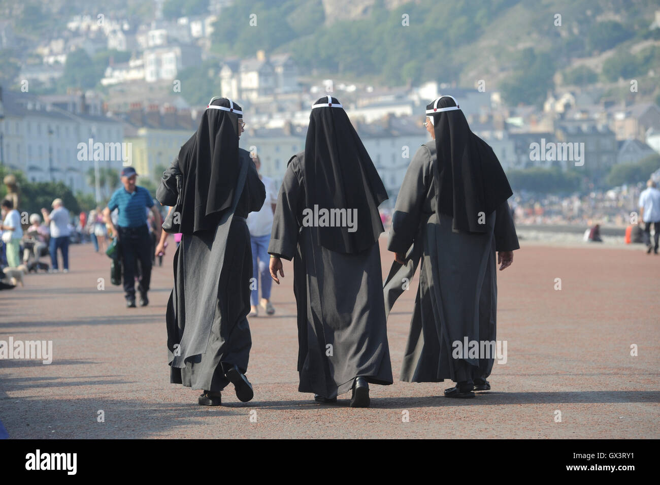 Le donne in abito religioso a piedi gara nuovamente comunità razzista multi culturale stile burka testa coperta di integrazione del vestito BRITISH REGNO UNITO Foto Stock